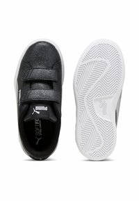 Schwarze Sneaker mit glitzerndem Finish, Klettverschlüssen, weißen Sohlen und strukturiertem Profil. Mit Markenlogo auf der Zunge und der Seite.