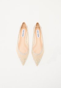Beige avokkaat, joissa on kärki ja verkkokangas rhinestones-koristeilla päällä. Sisävuori on sileä ja mukava.