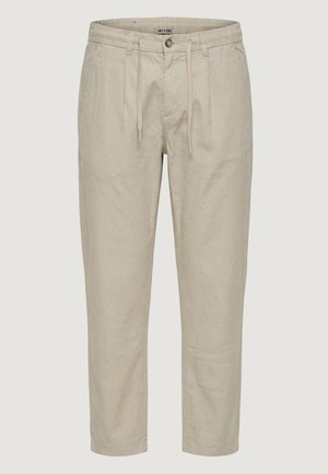 Pantaloni casual beige con vita con bottone e coulisse, pieghe frontali e tasche laterali, esposti su uno sfondo semplice.