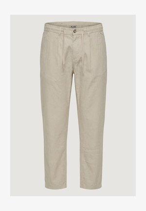 Pantaloni casual beige con vita con bottone e coulisse, pieghe frontali e tasche laterali, esposti su uno sfondo semplice.