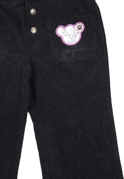 Pantaloni in corduroy neri con una patch di un orso viola e bianco sulla tasca anteriore, bottoni metallici e un tessuto texture.