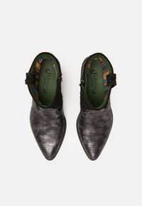 Schwarze Stiefeletten aus strukturiertem Leder, mit spitzem Zehenschnitt, Reißverschluss und buntem gestreiften Futter. Glatte Oberfläche mit dekorativen Akzenten.