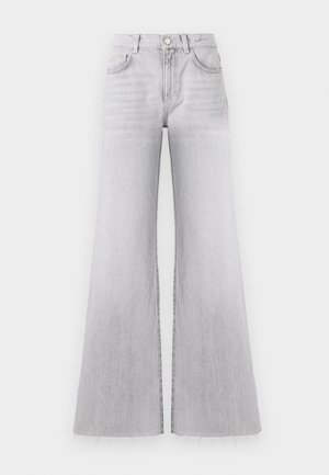 Jean large gris en denim délavé, avec une taille haute, cinq poches et des ourlets bruts. Le tissu a une texture douce et des variations de lavage subtiles.