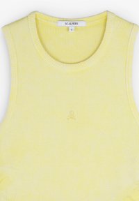 Canotta gialla a costine con scollatura tonda, caratterizzata da un piccolo logo goffrato al centro. Realizzata in un materiale morbido e strutturato.