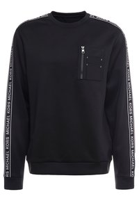 Felpa nera con collo a giro, tasca sul petto con zip e branding "MICHAEL KORS" bianco lungo le maniche. Materiale liscio e morbido.