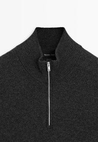 Dunkelgrauer Wollpullover mit geripptem hohen Kragen und silbernem Reißverschluss vorne, etikettiert mit Massimo Dutti, hergestellt in China.