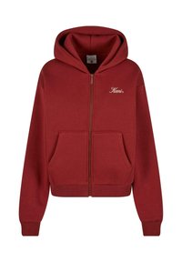 Červená mikina s kapucňou na zips vyrobená z jemnej tkaniny, s prednou vreckom, rebrovanými manžetami a vyšitým logom na hrudi.