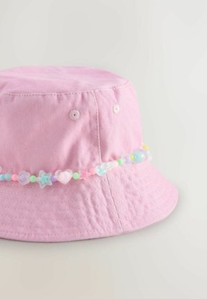 Chapeau seau rose en tissu avec une finition texturée. Doté d'un bandeau décoratif en perles avec des formes colorées d'étoiles, de cœurs et de fleurs.