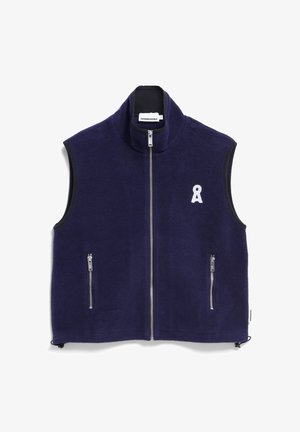 Marine fleece gilet met hoge kraag, voorrits en twee ritszakken; heeft een wit logo op de linkerborst en zwarte accenten.