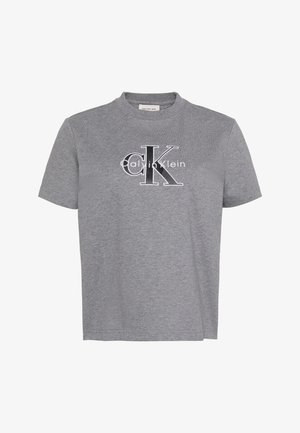 Šedé tričko s krátkým rukávem a velkým černobílým logem "cK Calvin Klein" vytištěným uprostřed přední části.