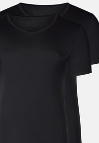 Czarne bawełniane t-shirty z dekoltem w kształcie v i krótkimi rękawami. Gładka faktura, dopasowany fason, podwójne opakowanie. Prosty, uniwersalny styl.