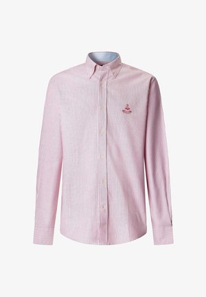 Camisa de hombre con botones, rayas verticales finas en rosa y blanco, mangas largas y logo rojo bordado en el pecho izquierdo.
