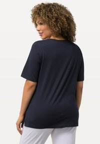 Ulla Popken CATCH ME BY THE SEA GRAPHIC  - Triko s potiskem - navy blue