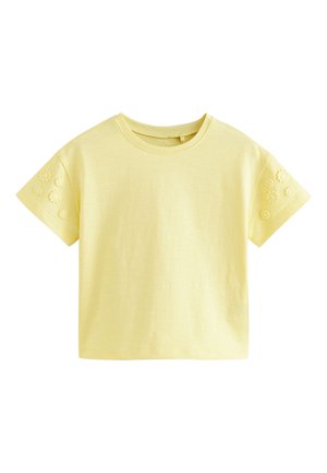 Svijetložuti kratki top s kratkim rukavima, okruglim izrezom i malim teksturiranim cvjetnim aplikacijama na rukavima na bijeloj pozadini.