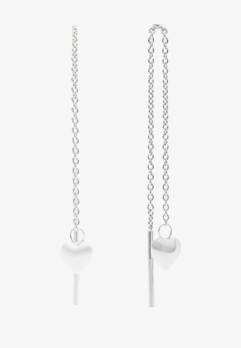 Sølvsmykketråd øreringe med hjerteformede vedhæng og tynde lodrette stænger, der hænger fra kæderne mod en hvid baggrund.