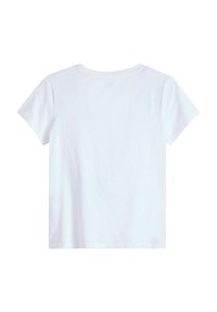Camiseta blanca de manga corta hecha de algodón suave, con un escote redondo y una textura sencilla y lisa. Sin gráficos ni patrones.