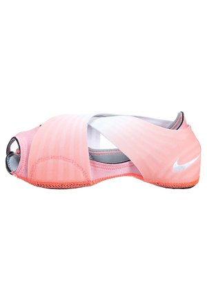 Zapatilla de correr Nike rosa con diseño de puntera abierta y amplias correas elásticas que se cruzan en la parte superior, mostrando un swoosh blanco de Nike en el talón.