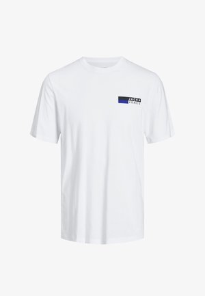 T-shirt en coton blanc à manches courtes et col rond, arborant un petit logo rectangulaire noir et bleu sur la partie gauche de la poitrine.