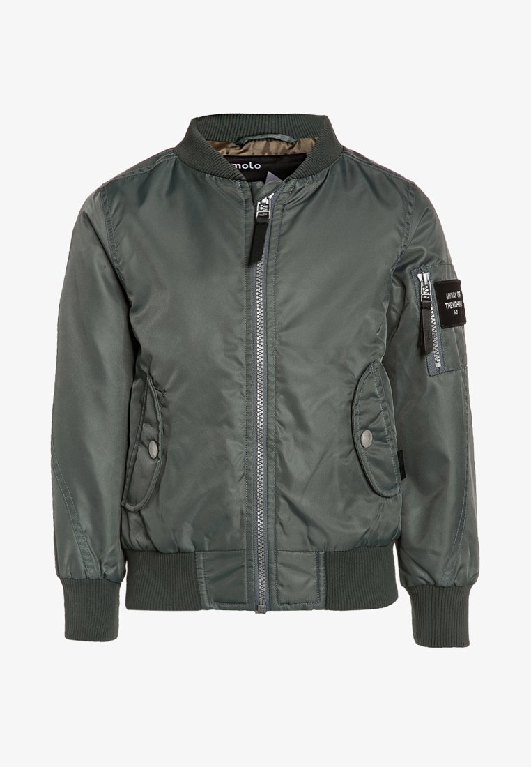 Blouson aviateur vert foncé avec fermeture éclair frontale, col et poignets côtelés, deux poches à bouton-pression et une poche zippée sur la manche avec un écusson.