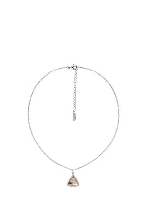 Collier chaîne en argent avec un pendentif en coquille d'ormeau triangulaire encadré de petites pierres claires et une fermeture à pince réglable.