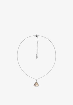 Collier chaîne en argent avec un pendentif en coquille d'ormeau triangulaire encadré de petites pierres claires et une fermeture à pince réglable.