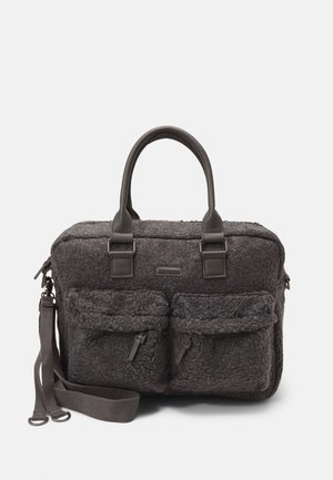 Graue Laptop-Tasche aus Wollmischung mit strukturiertem Fleece-Außenmaterial, zwei vorderen Reißverschlusstaschen, Lederriemen und einem abnehmbaren Schultergurt.