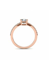 Anello in oro rosa con un prominente diamante rotondo al centro e pietre decorative incastonate lungo la fascia, texture liscia e finitura lucida.