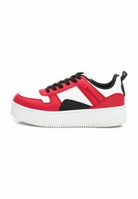 Zapatillas de plataforma rojas y blancas con acentos negros. Material sintético suave, punta redonda y cordones negros. Suela de goma blanca texturizada.