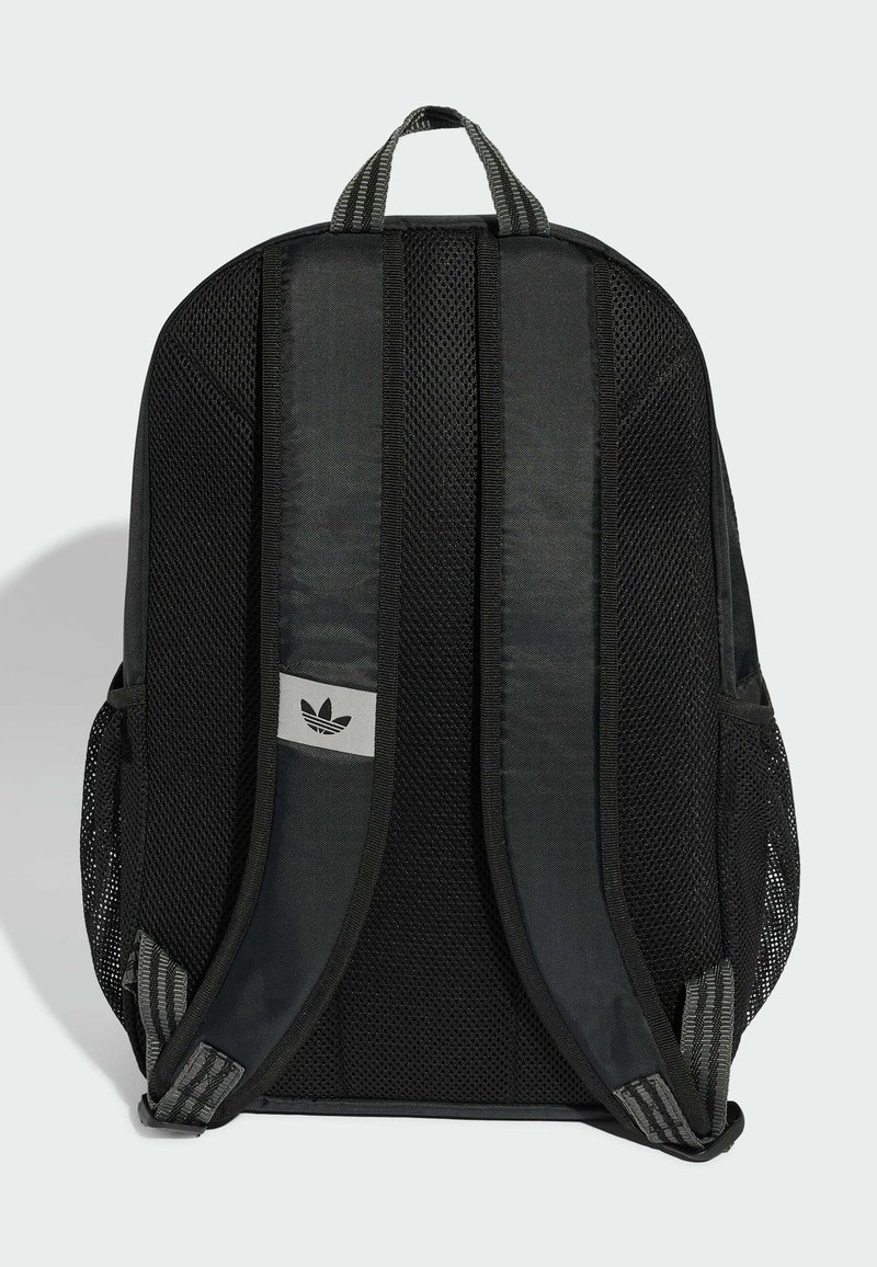 Schwarzer Rucksack mit gepolsterten Trägern, Netzrückenpanel, seitlichen Netztaschen und Adidas-Logo auf einem Träger, von hinten gezeigt.