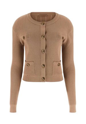 Cardigan color sabbia a coste con scollo rotondo, bottoni frontali, due tasche applicate e dettagli color oro sui bottoni e sulle tasche.