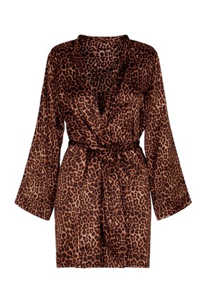 Brun og sort leopardprint slå-om kjole med lange ærmer og bælte bundet i taljen, vist på en hvid baggrund.