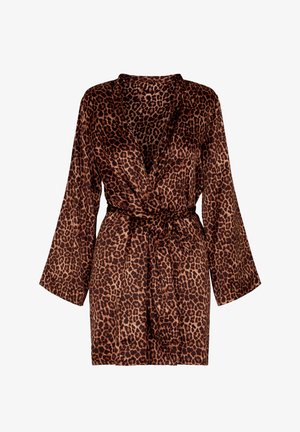 Brun og sort leopardprint slå-om kjole med lange ærmer og bælte bundet i taljen, vist på en hvid baggrund.