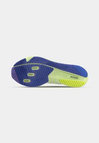 Suola delle scarpe con un design a strati; presenta materiali in gomma viola, blu e verde, superficie testurizzata e solchi di flessibilità per una maggiore aderenza.
