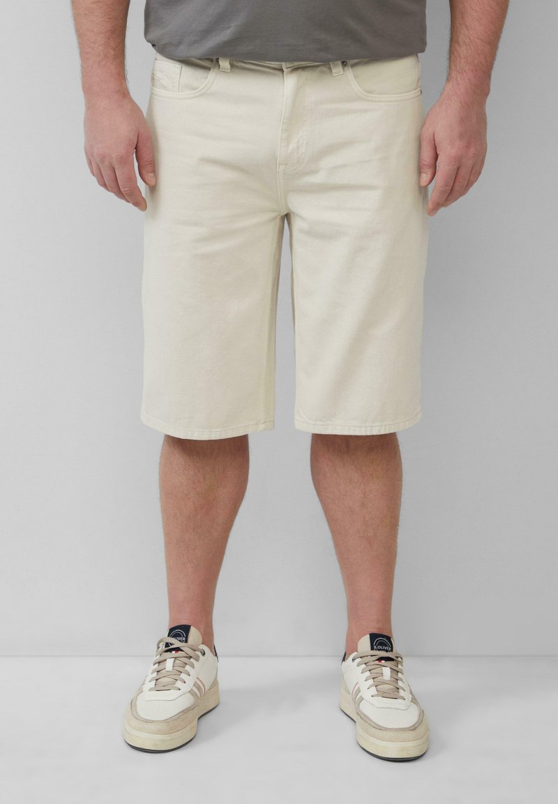 Beige kniebang shorts van lichtgewicht stof, met een klassiek vijfzakkenontwerp, ceintuurlussen en een rechte snit.