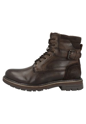 Botas de tobillo de cuero marrón con punta redondeada, cordones en la parte frontal y detalle de hebilla en el costado. Parte superior texturizada y suela de goma resistente.