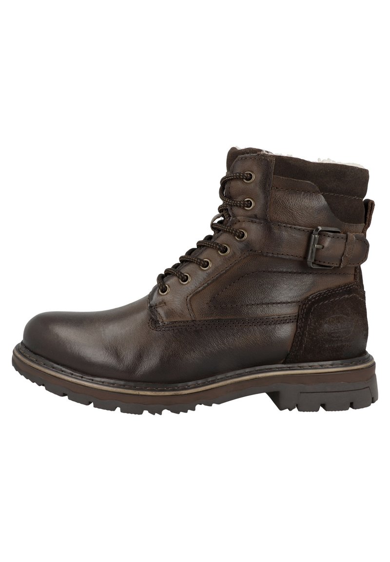 Botas de tobillo de cuero marrón con punta redondeada, cordones en la parte frontal y detalle de hebilla en el costado. Parte superior texturizada y suela de goma resistente.