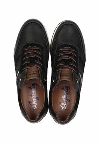 Sneakers neri con tomaia texturizzata, lacci marroni a contrasto e fodera interna liscia. Presentano il logo e dettagli minimi.