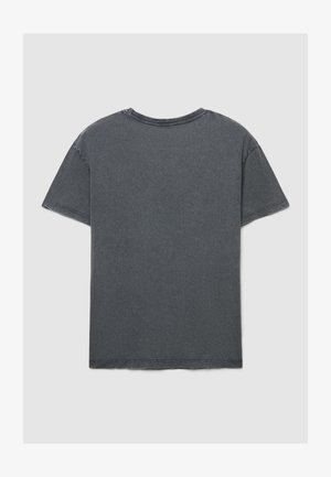 Dunkelgraues Baumwoll-T-Shirt mit Rundhalsausschnitt, kurzen Ärmeln und geradem Schnitt. Der Stoff hat eine dezente Struktur und einen ungeordeten Saum.