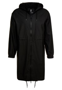 Czarna długa kurtka przeciwdeszczowa z kapturem, zamkiem z przodu, elastycznymi mankietami i regulowanym sznurkiem u dołu. Gładka, lekka tkanina.