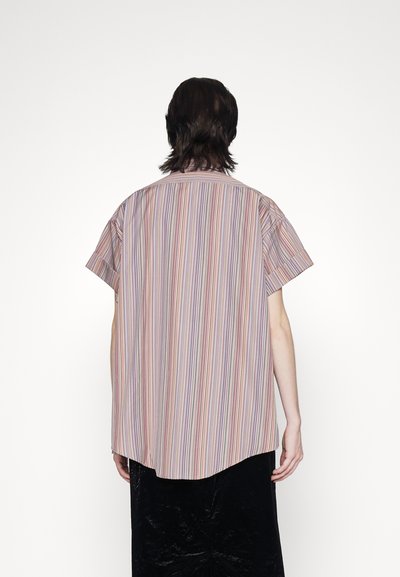 Camisa de manga curta em tecido leve, com riscas verticais em várias cores, corte reto e bainha ligeiramente curvada.