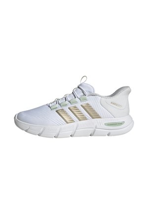 Hvid atletiksneaker med beige striber, polstret sål mærket "Cloudfoam Flex", mesh-overdel og trækflig på tungen.