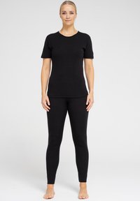 Sort kortærmet t-shirt og leggings i et glat, elastisk stof med rund hals og tætsiddende silhuet.