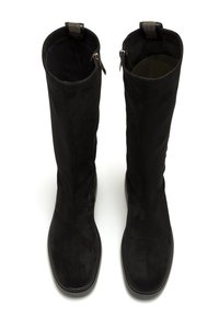 Bottes noires en suède hauteur genou avec une texture lisse, bout arrondi et fermeture éclair sur le côté. Comprend une boucle en haut pour un enfilage facile.