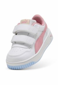 Białe i różowe dziecięce sneakersy z dwoma zapięciami na rzep, wyściełanym kołnierzem i jasnoniebieską podeszwą, ustawione pod kątem, aby pokazać szczegóły z przodu i z boku.
