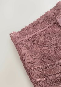 Material dantelă în nuanță de mov, cu modele florale, textură transparentă și detalii intricate de dantelă în partea de sus. Design moale și delicat.