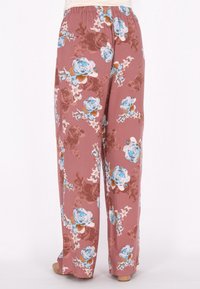 Blumenmuster weit geschnittene Hose in einem staubigen Rosaton, mit blauen und braunen Rosenmustern, elastischem Bund und einer glatten Stofftextur.