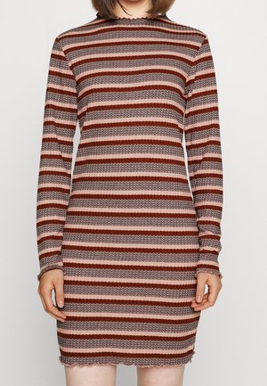 Sukienka z długim rękawem w poziome paski w kolorze czerwonym, różowym i czarnym. Strukturą ribbed z falbaniastym dołem i mankietami.