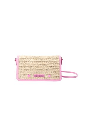 Geweven rieten clutch met roze leren details, voorzien van drukknoopsluiting en een contrasterende stofstrook. Rechthoekige vorm met een schouderriem.