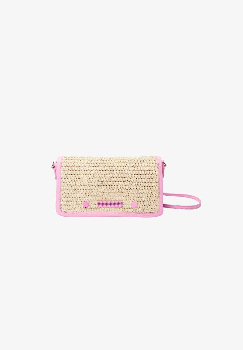 Geweven rieten clutch met roze leren details, voorzien van drukknoopsluiting en een contrasterende stofstrook. Rechthoekige vorm met een schouderriem.