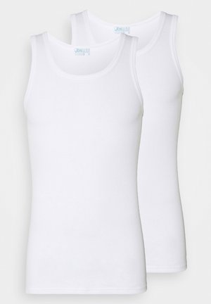 To hvide bomulds tanktops med runde udskæringer og brede stropper. Glat tekstur, minimalistisk design, ingen synlige mønstre eller detaljer.